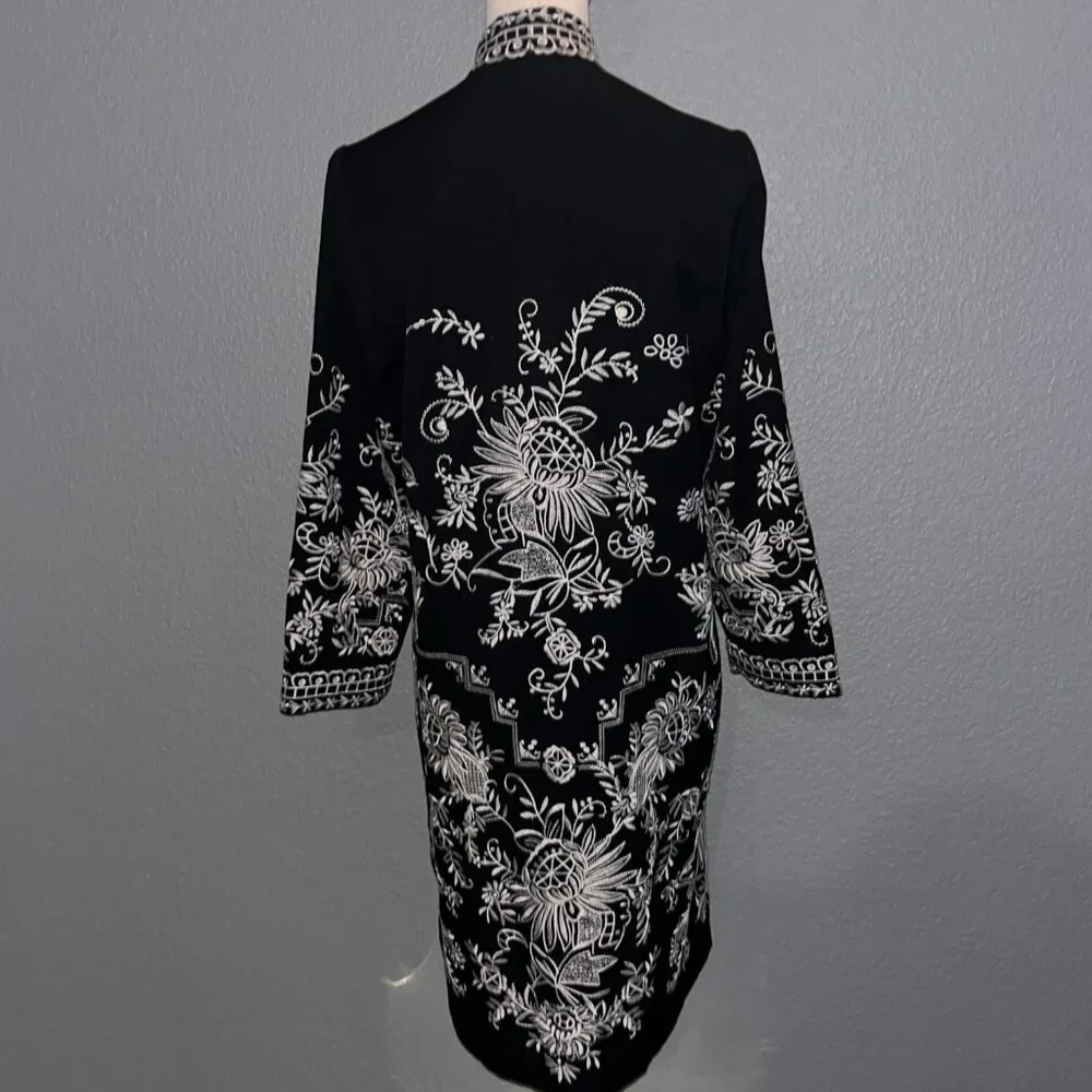 CHICO'S FULLY EMBOIDERED BLACK & WHITE KIMONO JACKET TOPPER - EUC - SIZE 0 = 4/6 - Picture 5 of 15